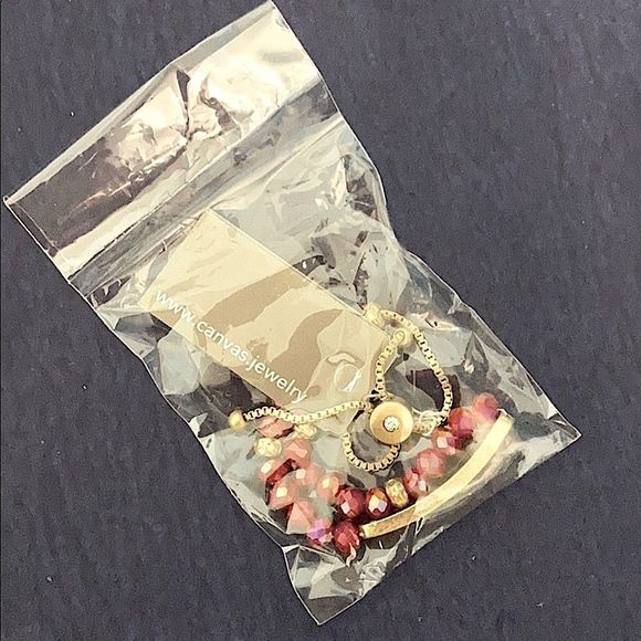 š“RedĀ Beaded Boho Braceletāwith Gold Bar - Picture 7 of 10